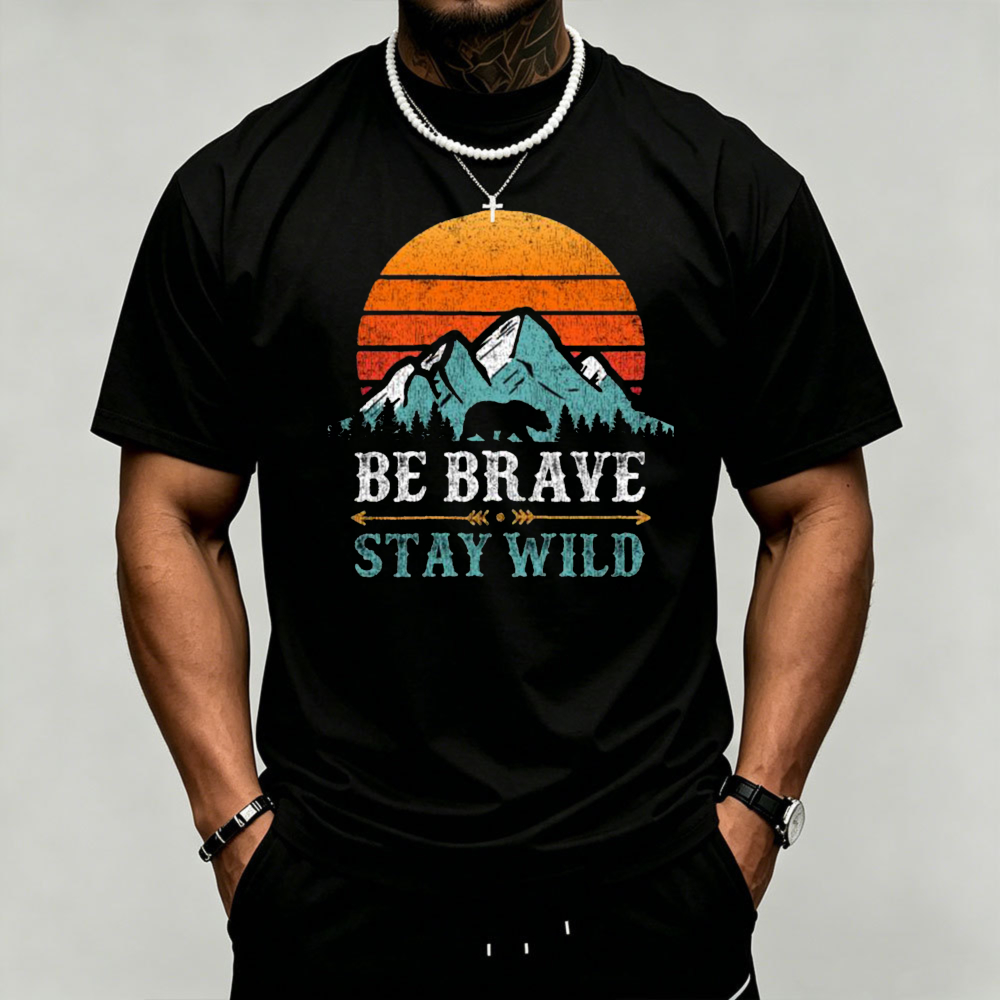 Outdoor Adventure Quotes Short - サンセットマウンテンベアグラフィックメンズTシャツ「Be Brave Stay Wild」引用プリントアウトドアアドベンチャーTシャツキャンプハイキング普段着に最適